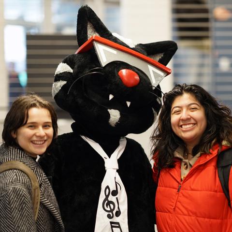 Mingus poses with Berklee students at orientation