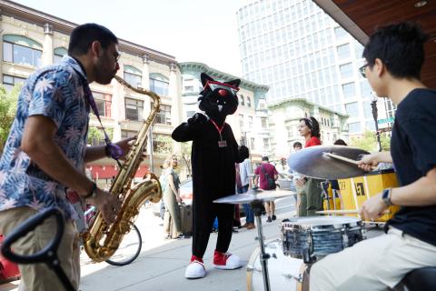 Mingus celebrates at orientation with Berklee students