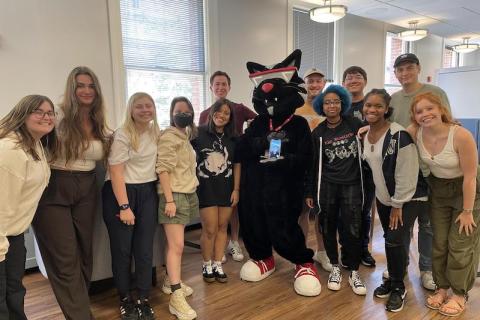 Student advising mentors (SAMs) pose with Mingus