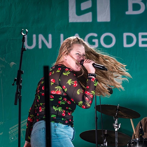 Kirsten Kirk singing on stage.